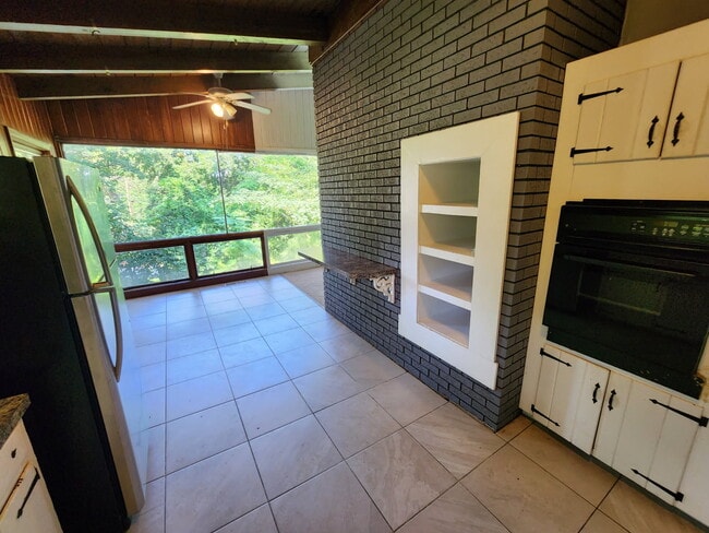 Building Photo - 4001 Calhoun Dr