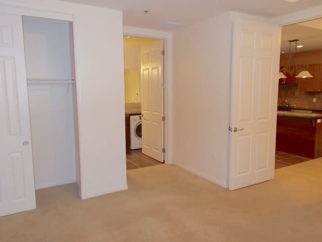 Building Photo - Modern 1 Bed / 1 Bath Condo on 8th Floor
