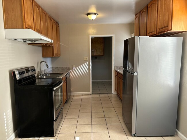 Building Photo - Well maintained 2 bed/1 bath apartment in ...