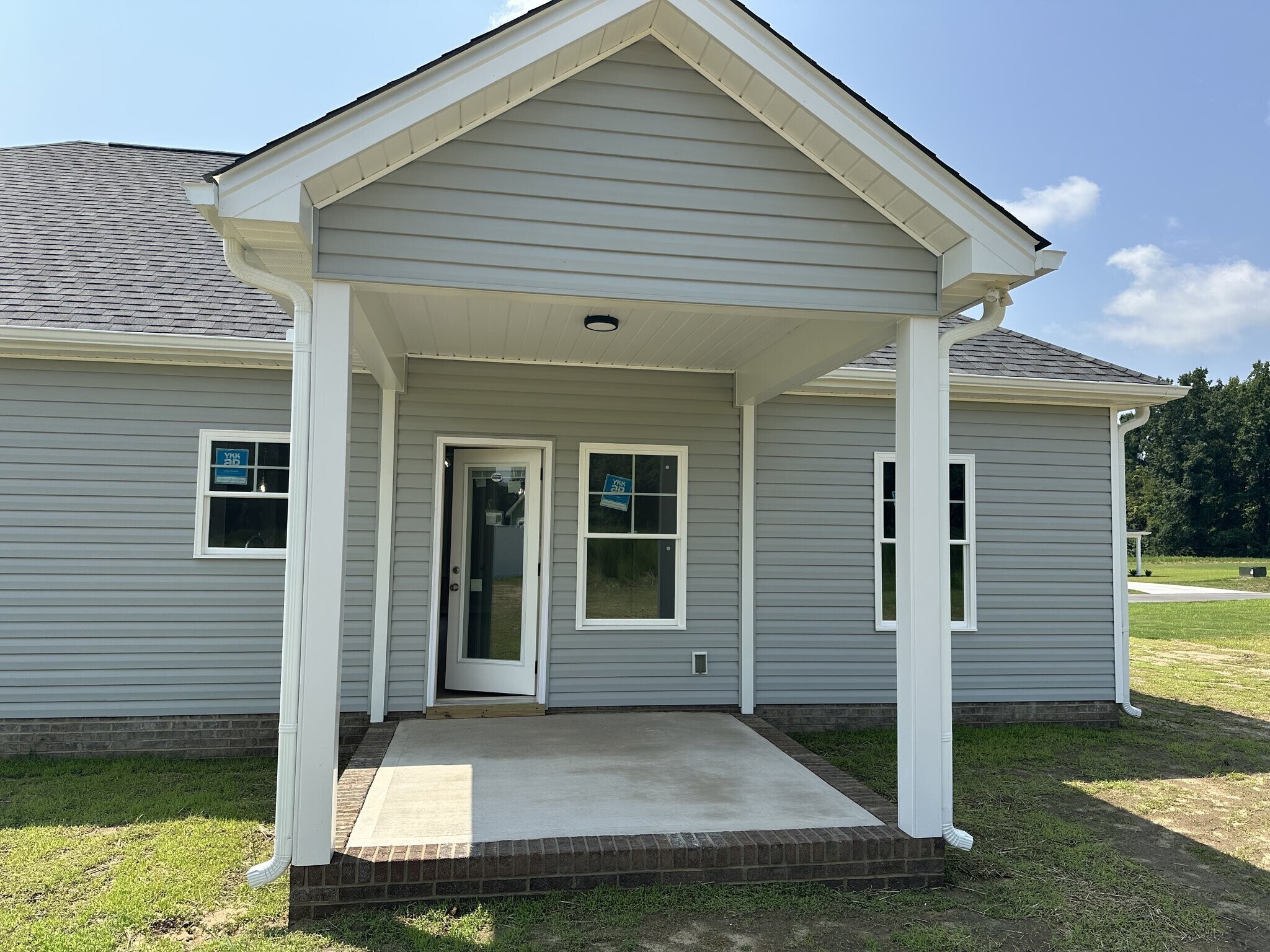 Building Photo - 411 Creeks Edge Dr