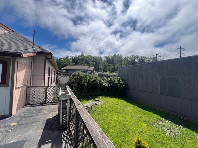 Building Photo - 3 Bed / 1 Bath Home with Outdoor Space