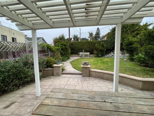 Building Photo - Downtown Ventura Bungalow with Beautiful Y...