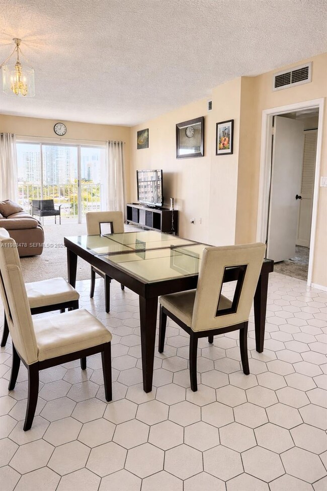 Building Photo - 500 Bayview Dr