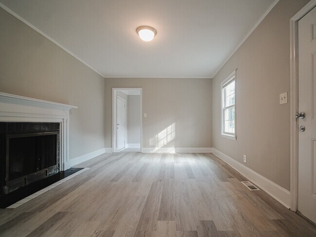 Building Photo - "Charming 4-Bedroom Gem in Charlotte - Cozy Living with Spacious Comfort!"