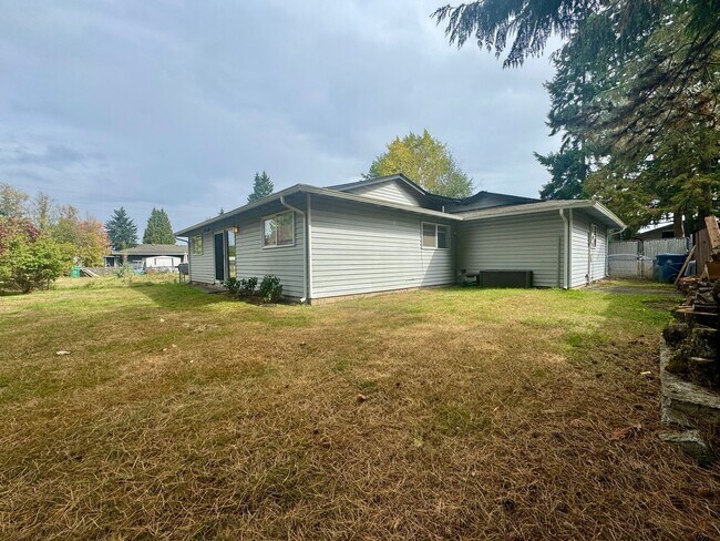 Building Photo - 2 Week Move In Special - 3 Bedroom, 2 Bath...
