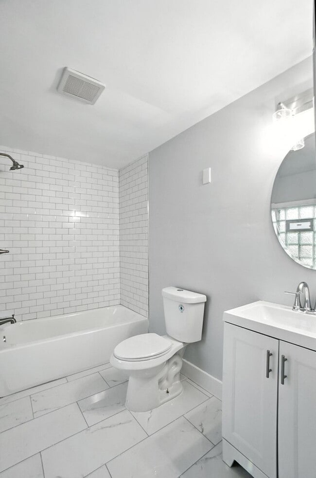 Building Photo - Newly Renovated, Large Home in Dayton!!