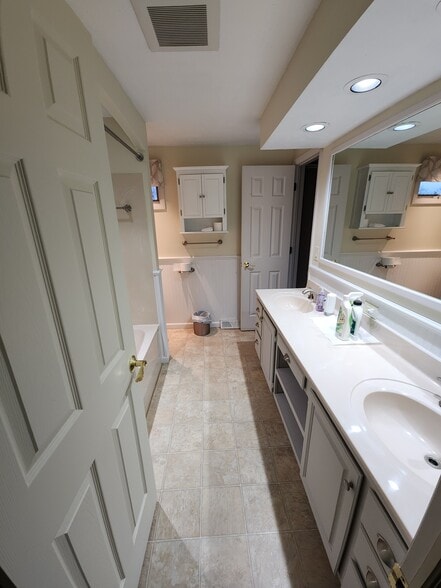 Master bath with his/hers sinks and jetted tub - 20311 Village Green Dr