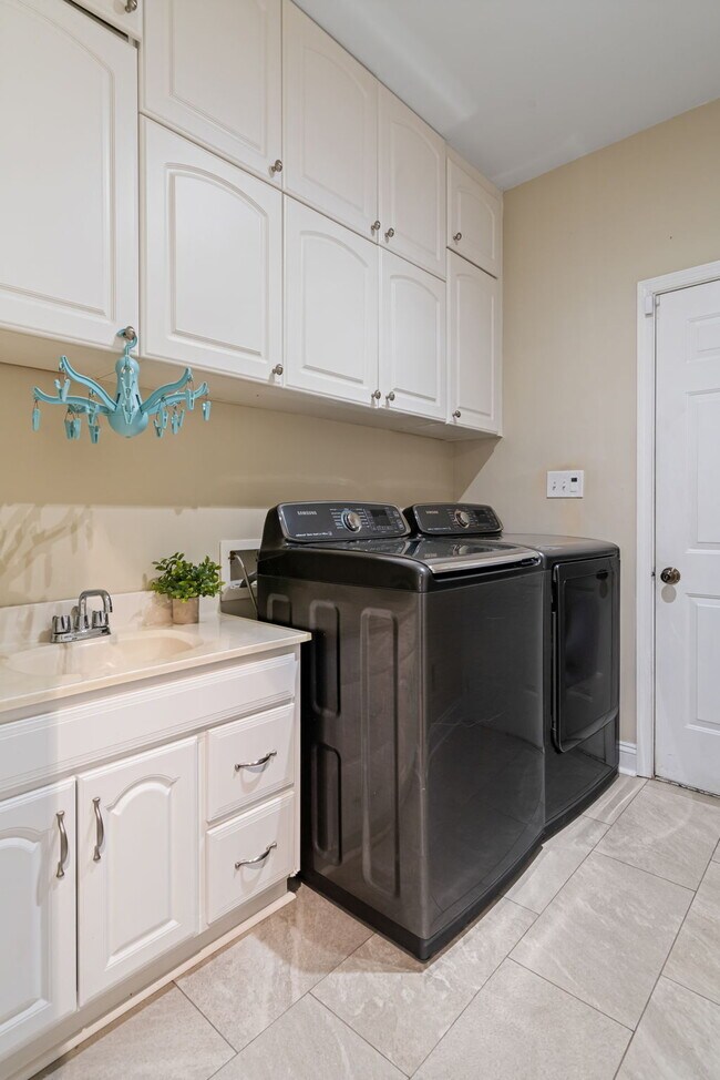 Building Photo - ***Amazing opportunity to rent this beauti...