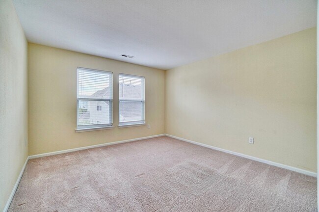 Building Photo - MUST SEE!! 3-Bedroom Home in Bay Breeze Point! Vaulted Ceilings - 1st Floor Primary Bedroom - Att...