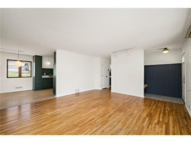 Building Photo - 953 Redwood Dr