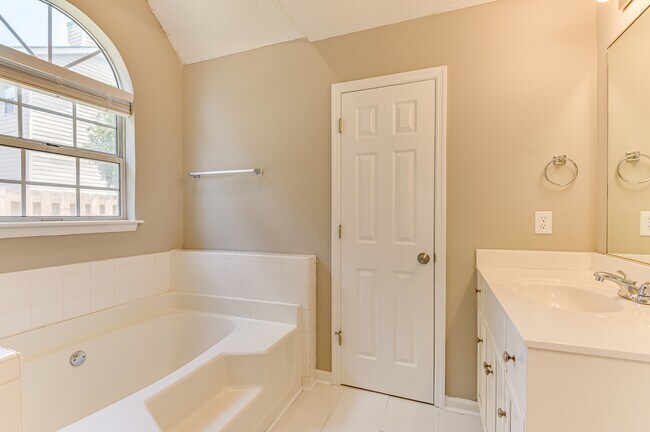 Building Photo - 208 Stonington Dr