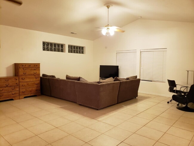 288 W Diagonal #B studio/1 Bath - 288 W Diagonal #B  studio/1 Bath