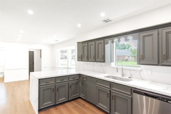 Building Photo - 15202 La Paloma Dr
