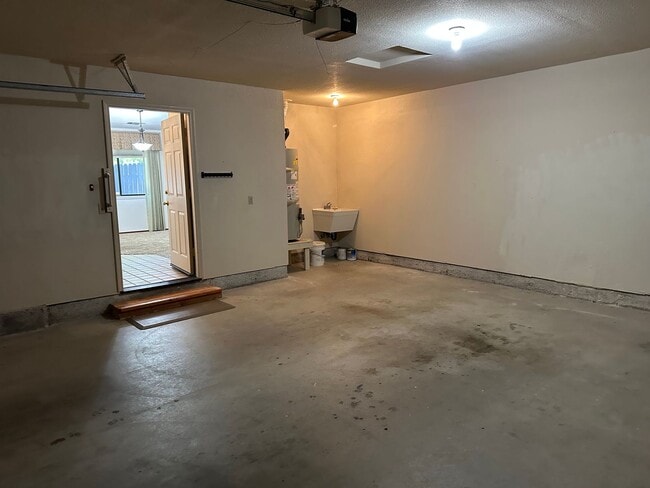 Building Photo - Beautiful 55+ home in Paris Park!