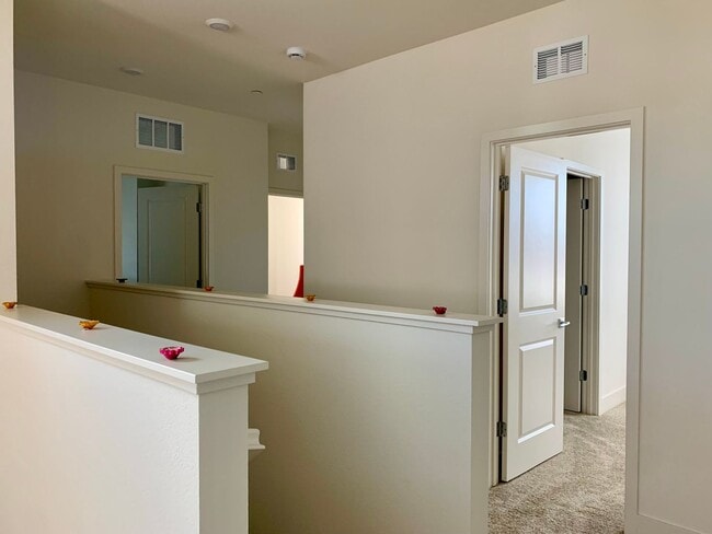 Building Photo - 4 Bedroom Home in Hollister with 3 Full Bathrooms and Central A/C