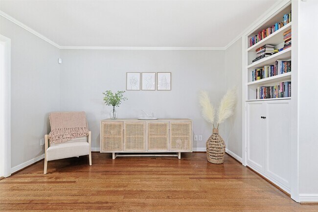 Building Photo - 2015 Woodcrest Dr