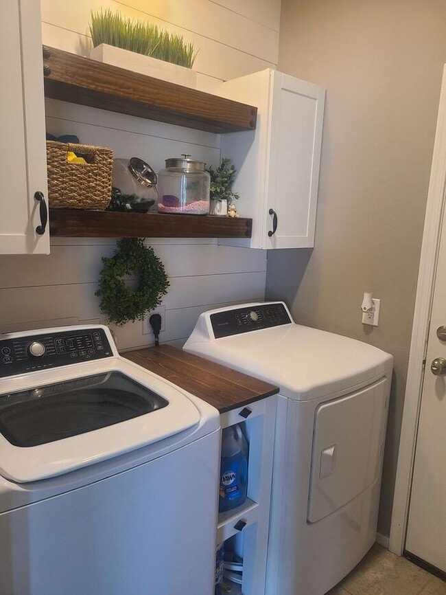 Building Photo - 3 Bedroom, 2 Bath Home Available Now!!!