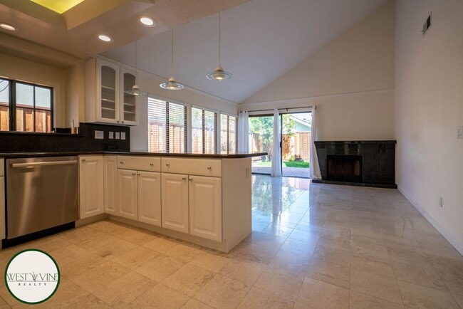 Building Photo - Chic 4 Bedroom, 2.5 Bath Single-Story Home