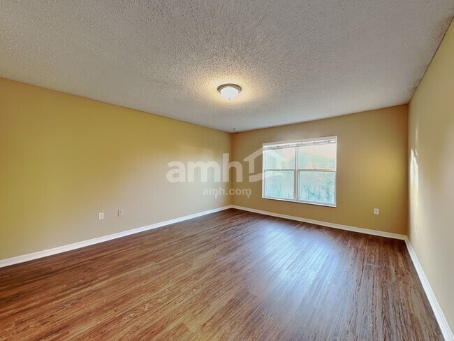 Building Photo - 16452 Corner Lake Dr