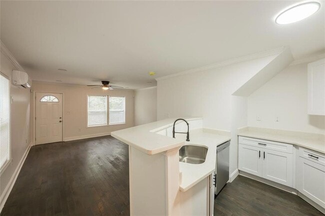 Building Photo - 2027 Lois Pl NW