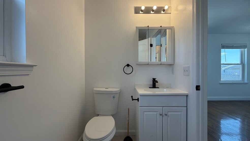 EN-SUITE BATHROOM - 159 Court St