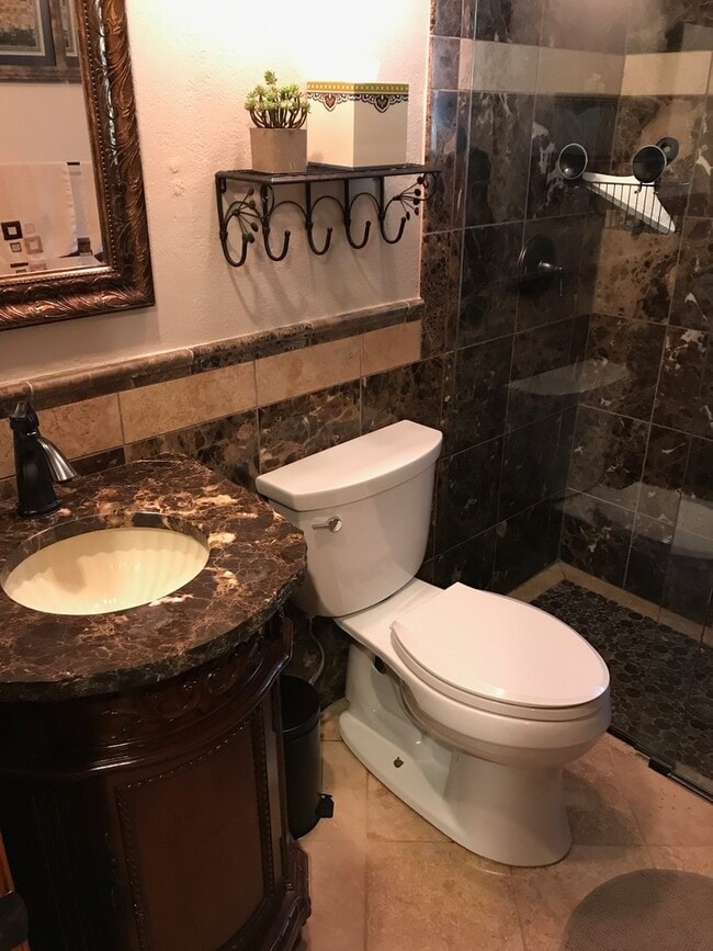 Building Photo - Updated 3 Bed 2 Bath Victorian Style Townhome
