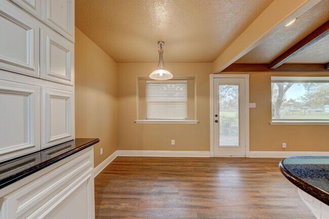 Building Photo - This charming 3-bedroom, 2-bathroom oasis ...