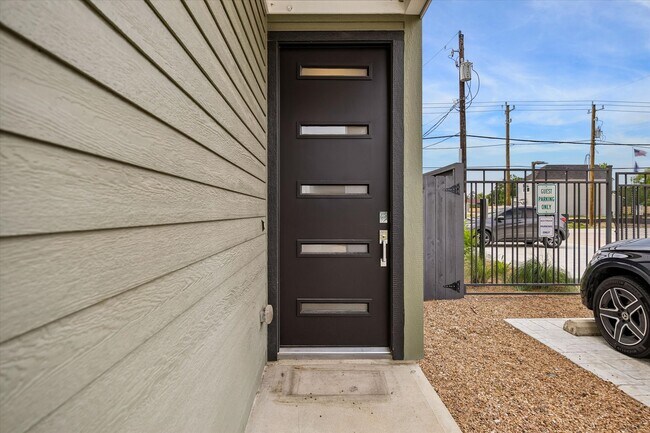Building Photo - 1117 Highland Square Ln