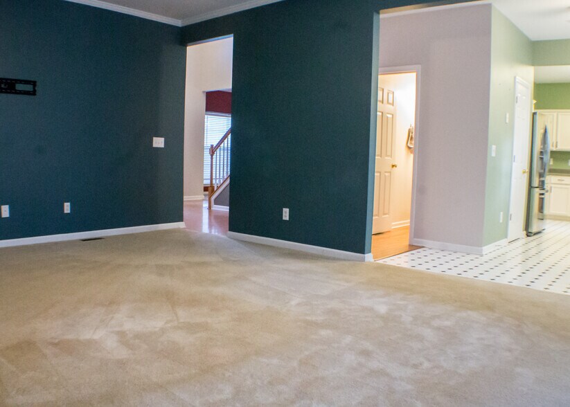 Building Photo - 140 Grove Ln S