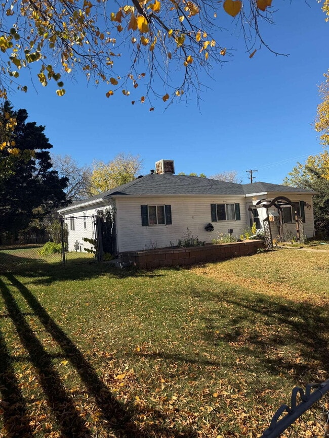 Building Photo - Ranch Style 3 bed, 1-1/2 bath Aurora Home ...