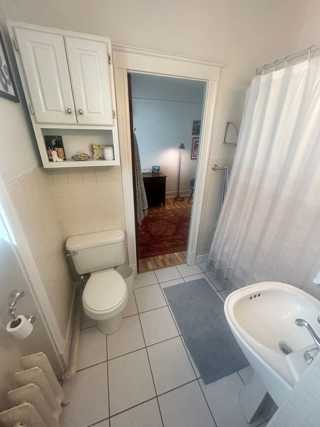 Building Photo - 2 bed 1 bath Cap Hill Condo w/Parking!