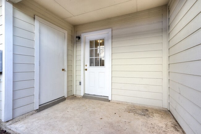 Building Photo - Two Bedroom, Two Bathroom Townhome near La...