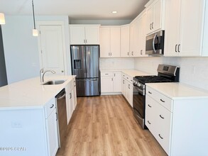 Building Photo - 300 Foxtail Wy