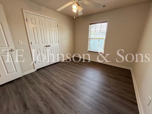 Building Photo - Lovely 2 Bedroom Condo Off Hwy 150
