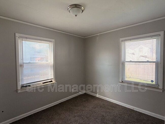 Building Photo - 10116 Outer Dr W