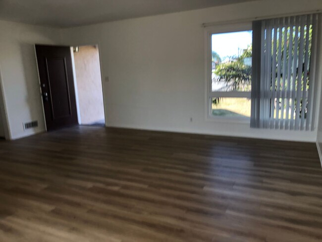 Building Photo - Remodeled 4 bed 2 bath house  - large back...