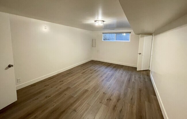 Building Photo - 852 E Three Fountains Dr