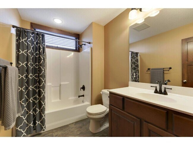 Building Photo - Woodbury, Stylish & Spacious Home Near Sho...
