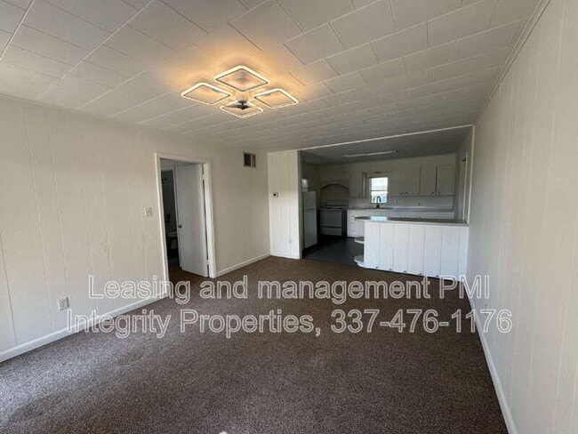 Building Photo - 105 N Cemetery St