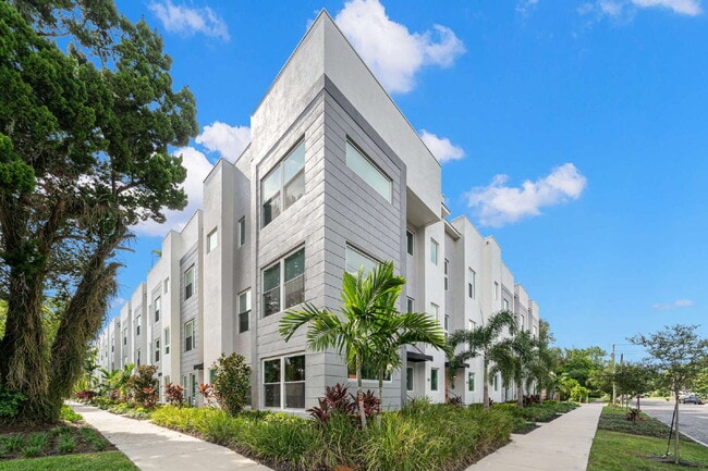 Building Photo - BEAUTIFUL Townhome For Rent in Downtown St Petersburg!