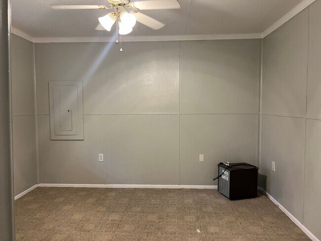 Building Photo - 1 BED 1 BATH PRIVATE RETREAT!
