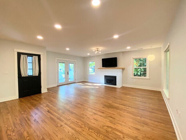 Building Photo - Gorgeous 2 bed home on the lake!!!