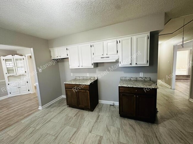 Building Photo - Lovely 4 Bedroom Home!!! Section 8 Friendl...