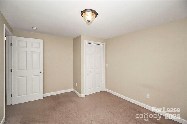 Building Photo - 1005 Rainbow Dr