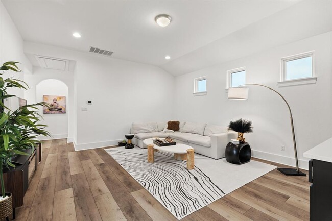 Building Photo - 702 Serene Estates Dr