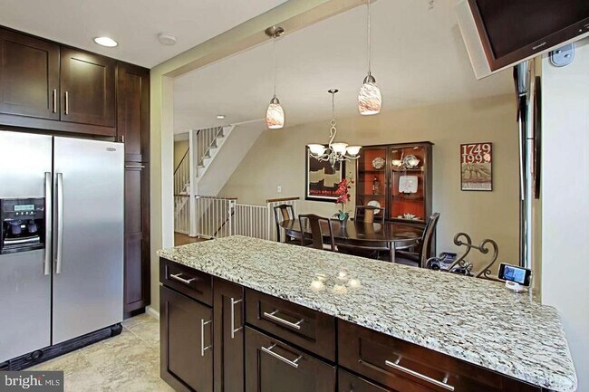 Building Photo - 5 S Floyd St