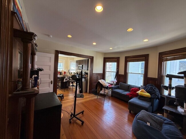 Building Photo - 29 Montcalm Ave