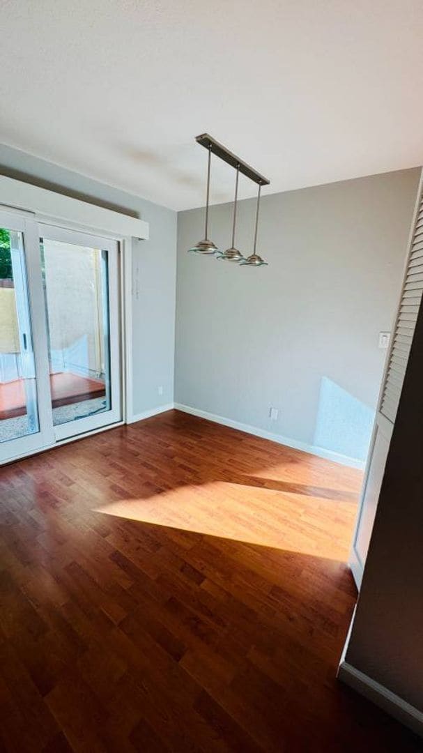 Building Photo - Charming 3BR/1.5BA Townhouse in Pleasanton...