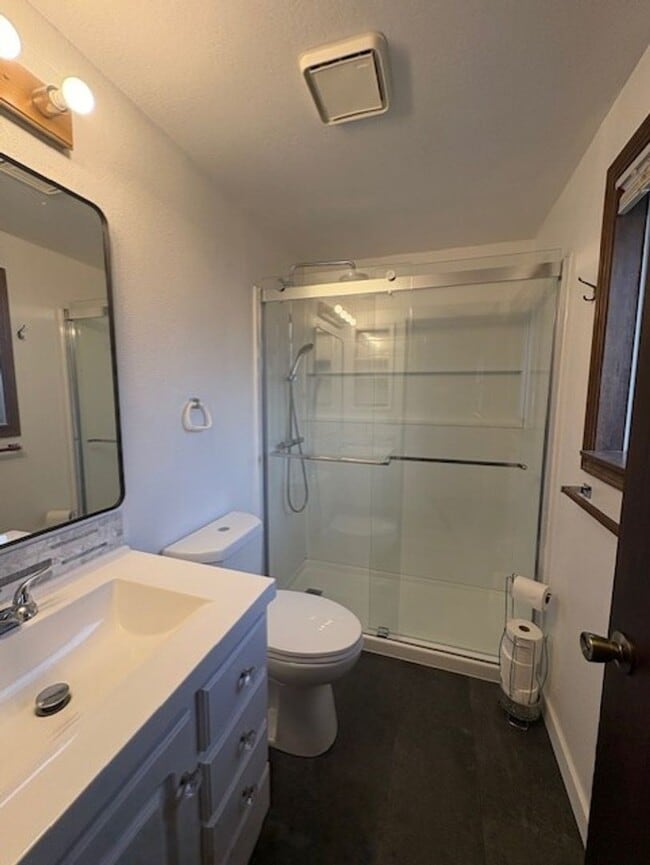 Building Photo - 3 bedroom/2 bath home