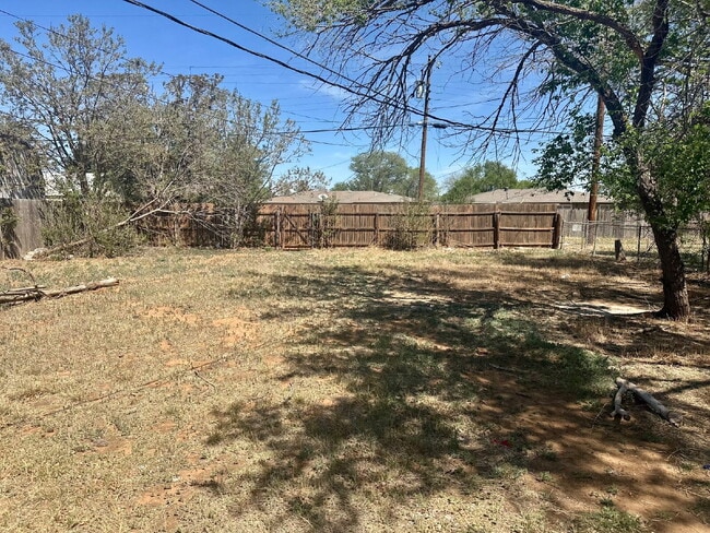 Building Photo - Cozy 2/1 with a carport!